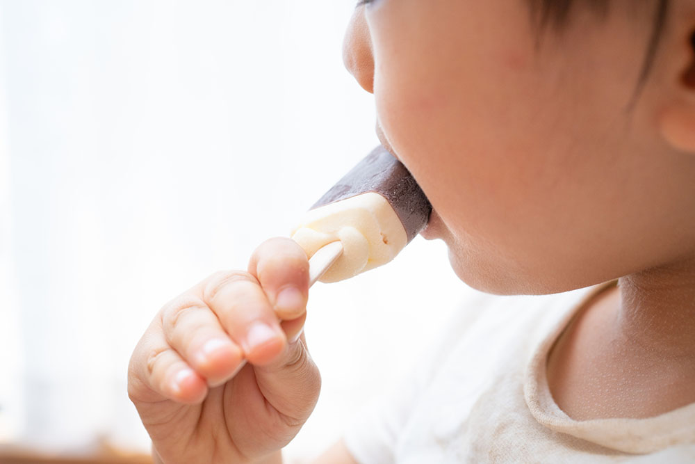 アイスクリームを食べる子供_m.jpg