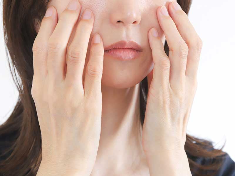 肌に悩む女性の写真